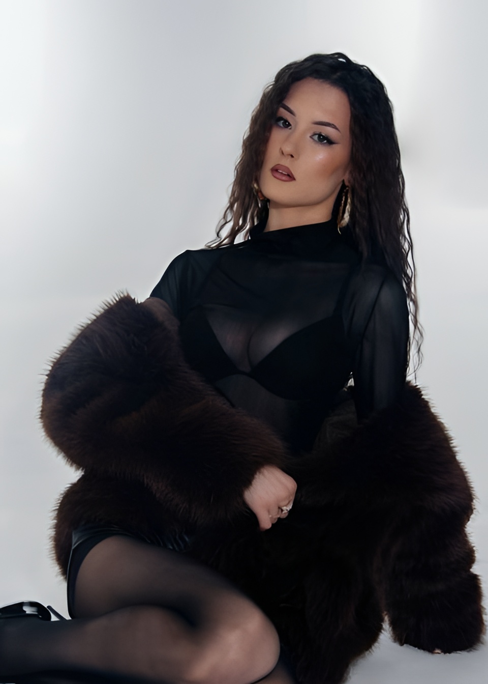 Юля привлекательная девушка из Арамиля цена от 6000 руб